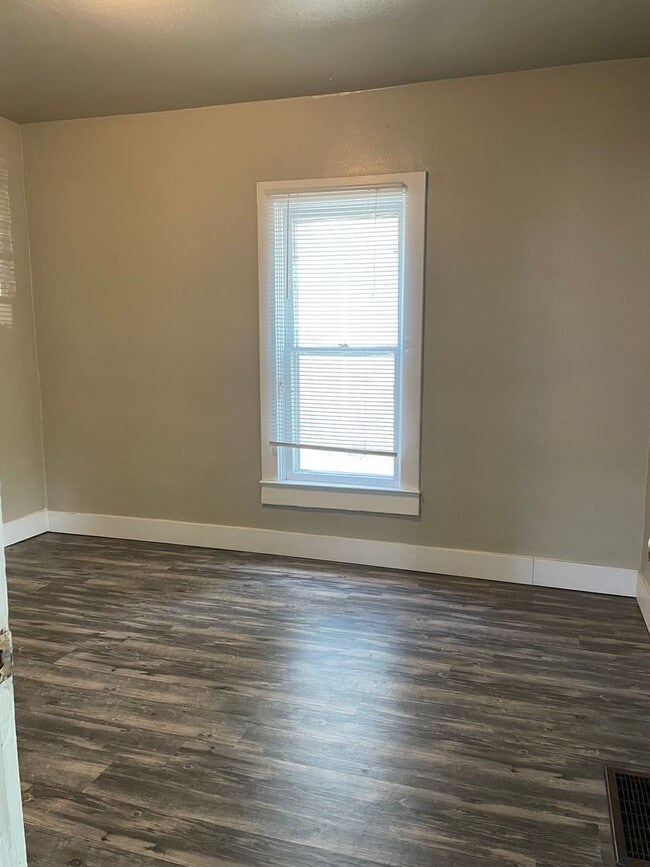 Building Photo - STUDENTS WELCOME! Cute Updated 2-Bed / 1-Bath Home 1 Mile from CSU