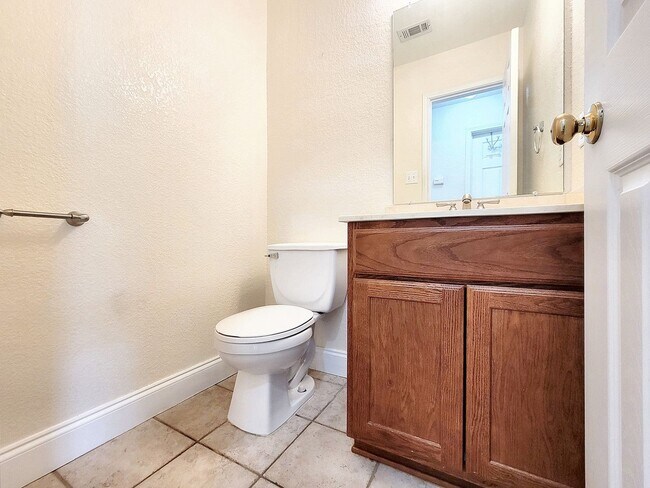 Building Photo - Charming 3/BR 2.5/BA Home with Bright Inte...