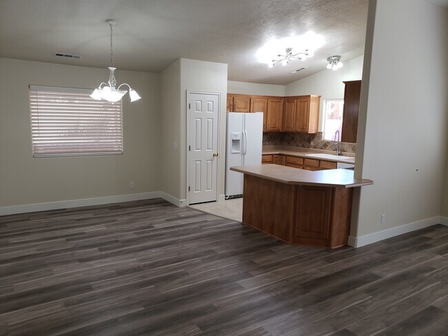 Building Photo - Bright Home with 2 Car Garage