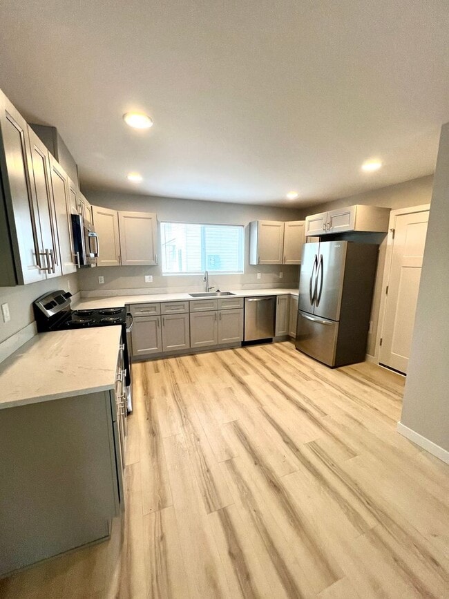 Building Photo - Come check out this stunning duplex! **MOVE IN SPECIAL $600.00 OFF FIRST'S MONTH'S RENT!**