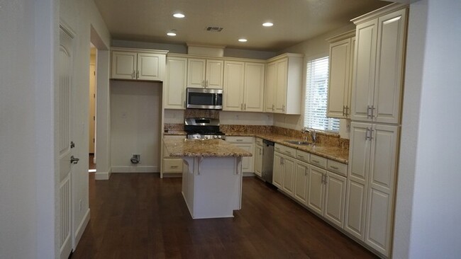 Building Photo - Beautiful 3 Bed, 2.5 Bath in Desirable Dia...