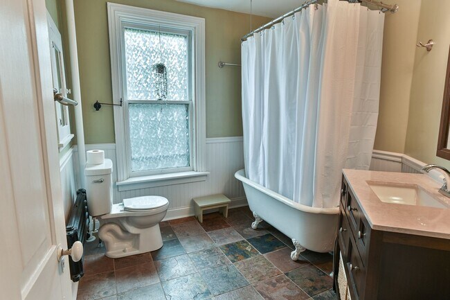 Building Photo - Charming 3 Bedroom on Verbeke St