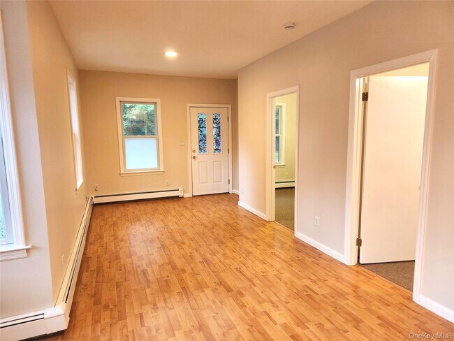 Building Photo - 807 Meadow Rd