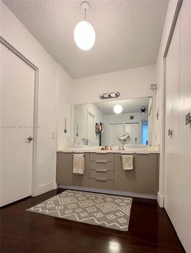 Building Photo - 3701 N Country Club Dr
