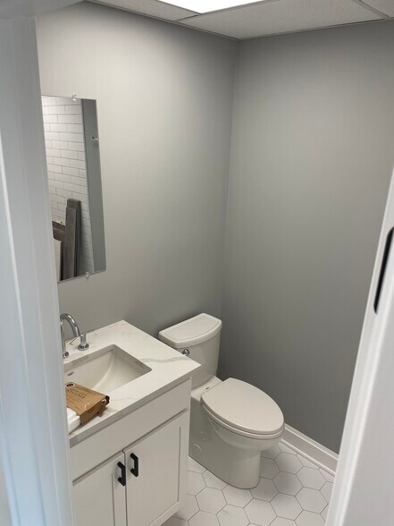 Building Photo - 127 Tunxis Hill Rd