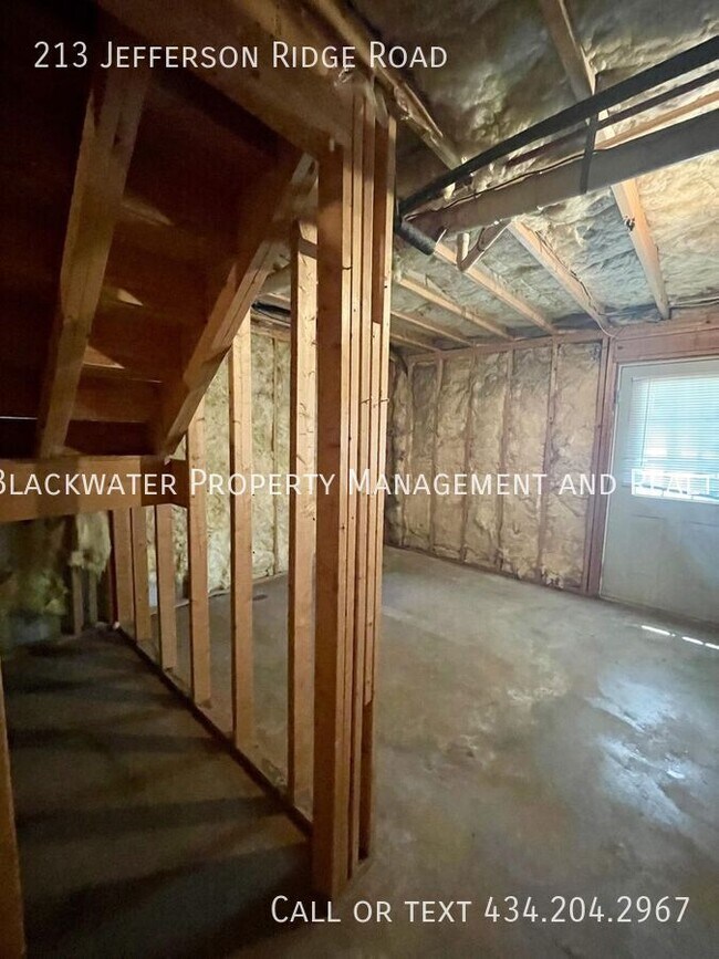 Building Photo - 213 Jefferson Ridge Rd