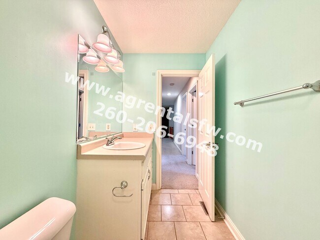 Building Photo - 3 Bedroom House