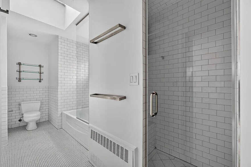 Building Photo - 245 E 44th St