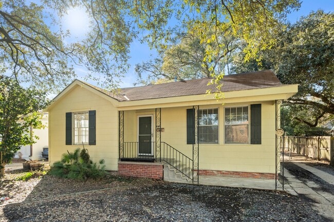 Building Photo - 1630 College Dr