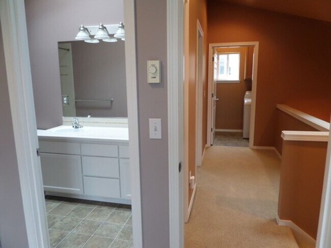Building Photo - Stunning and Large 3-Bedroom Townhome with...