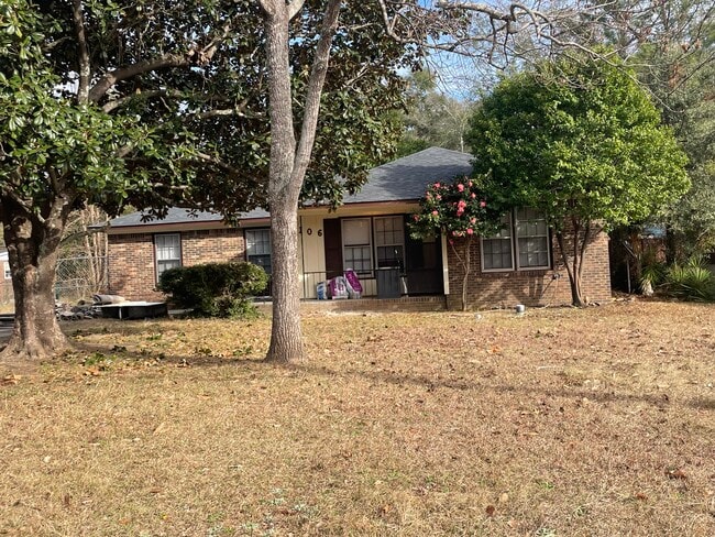 Large yard - 106 Henry St