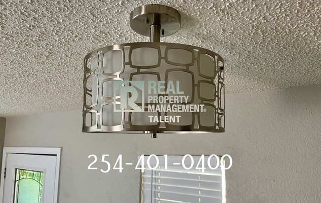 Building Photo - NOW AVAILABLE 3 Bedroom, 2 Bathroom Home f...