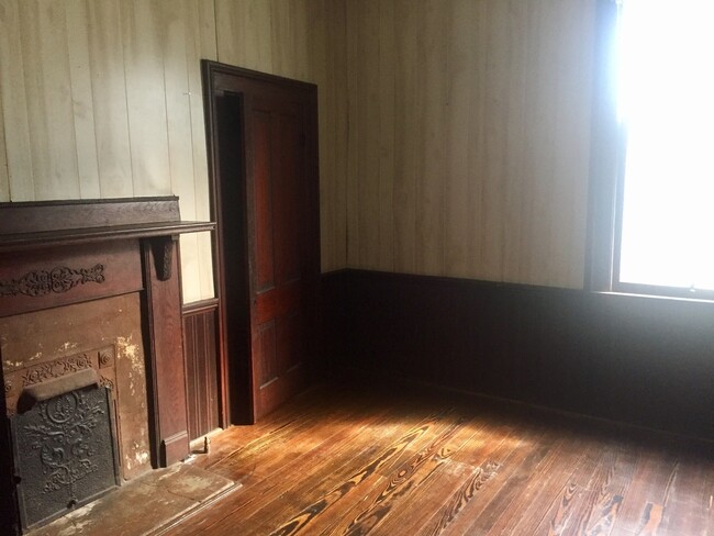 Building Photo - Affordable 3/2 on corner lot