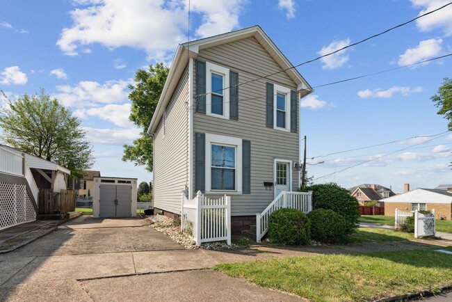 Building Photo - Stunning 2 Bedroom home in Greensburg available September 1!