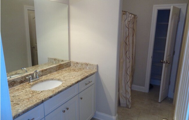 Building Photo - 422 Walker Cir