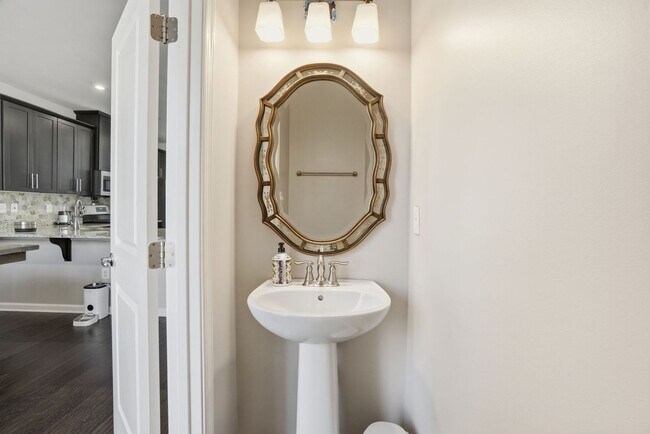 Building Photo - Stunning 3BR Townhome with Roof Deck in Reserves at Dakota Crossing!