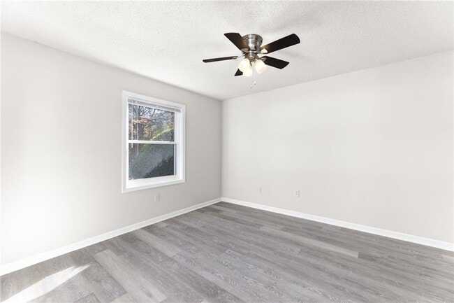 Building Photo - 121 Mark Twain Cir