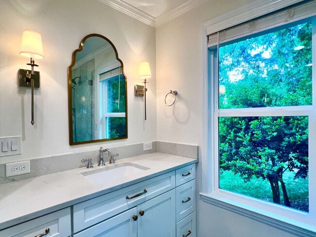 Building Photo - LUXURIOUS LANSDOWNE RETREAT!
