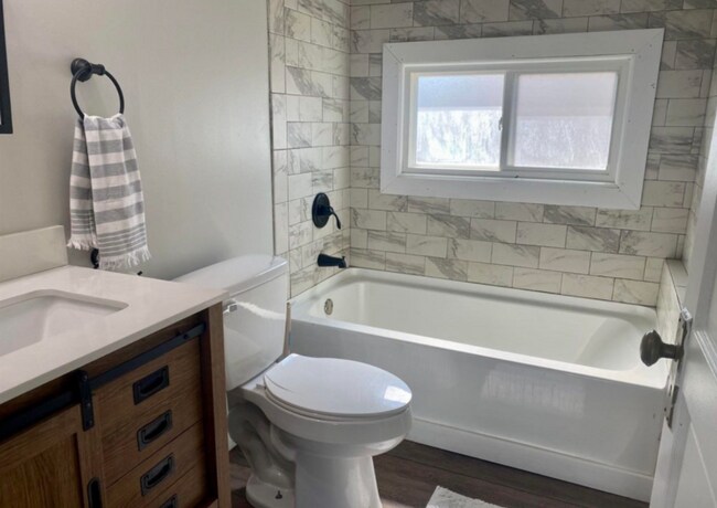 Building Photo - 3 Bedroom House - Rock Island