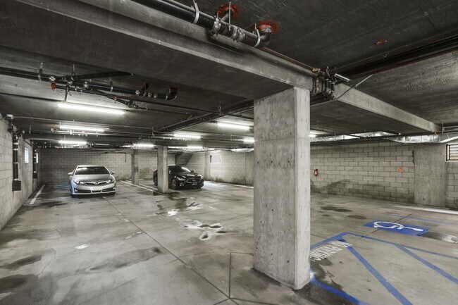 Building Photo - Gorgeous 3 Bedroom / 2 1/2 Bath Townhome-S...