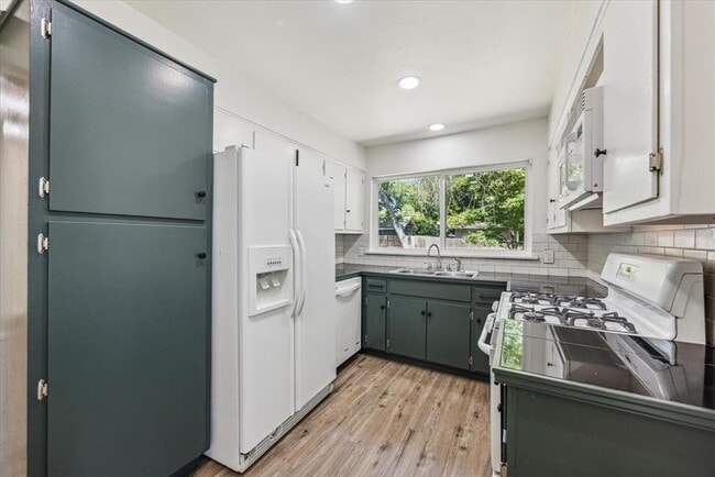 Building Photo - 5700 Garden Oaks Dr