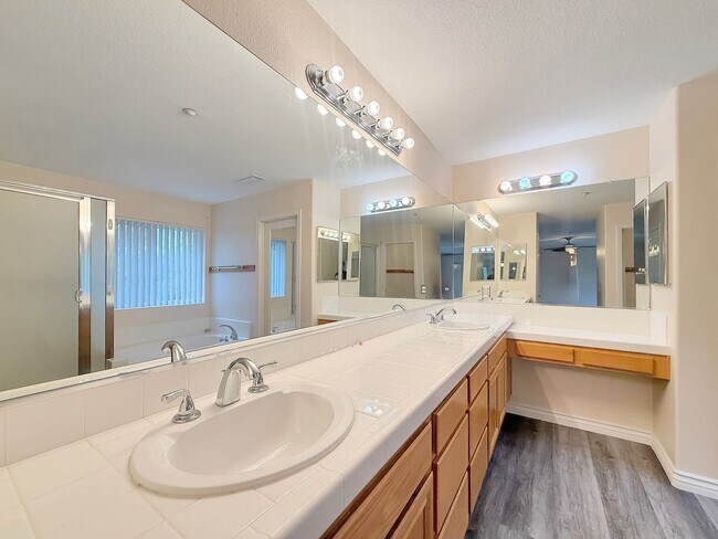 Building Photo - Beautiful 5B/3BA Home in Vista Available for Rent!