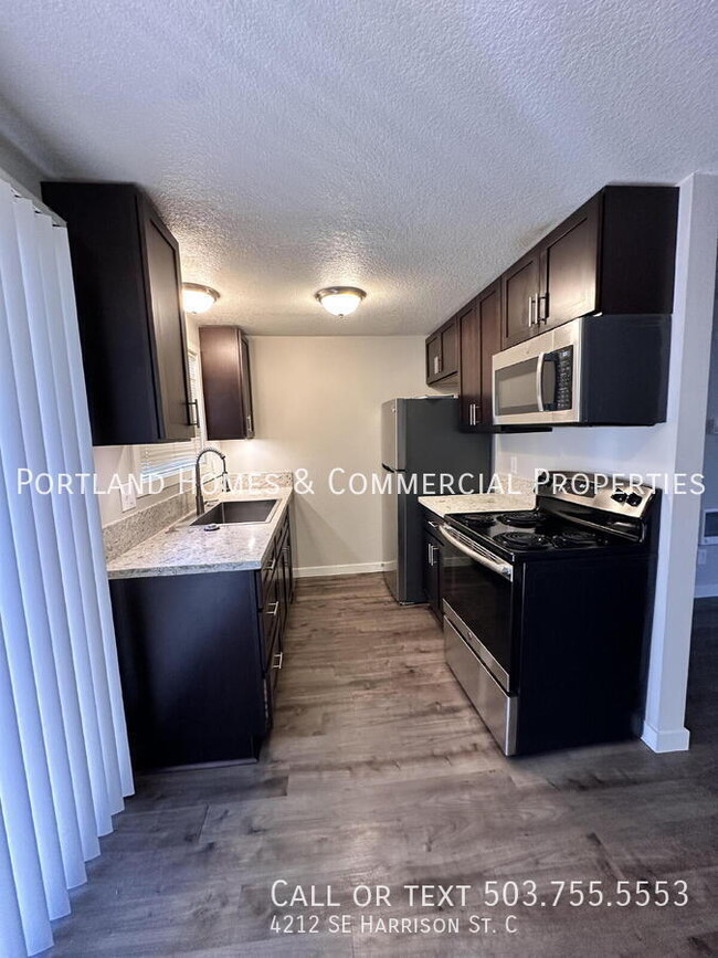 Building Photo - Recently Updated 2-Bd Milwaukie 4-Plex. Ne...