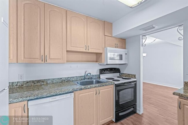 Building Photo - 447 NE 195th St