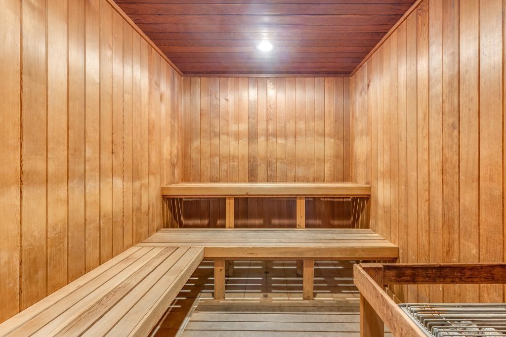 Sauna - 78 10th St E