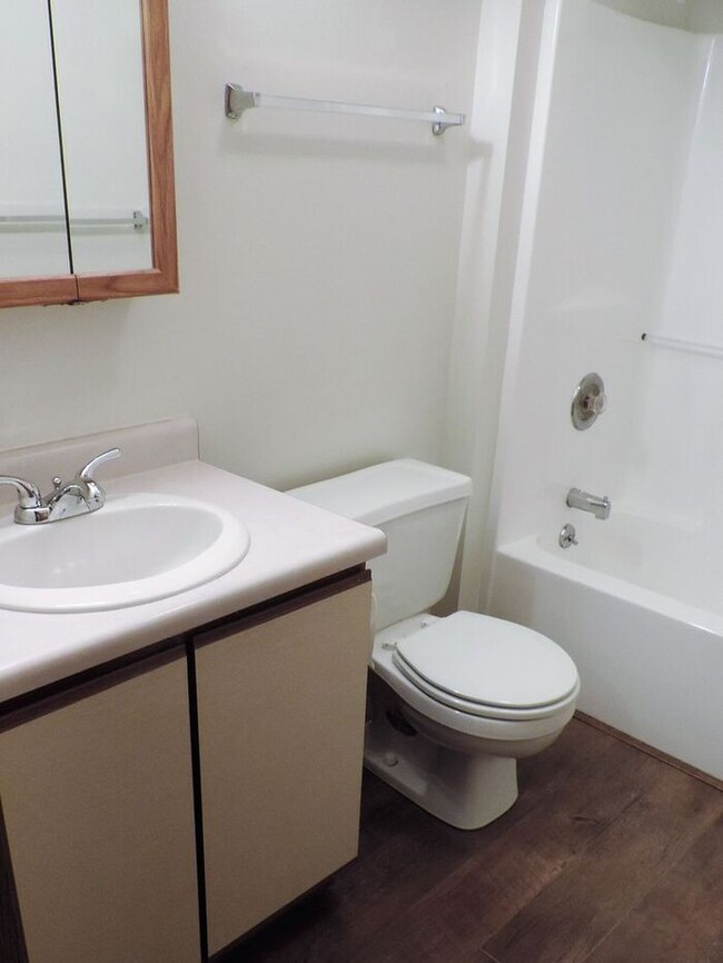 Building Photo - $1095 | 2 Bedroom, 1 Bathroom Condo | Pet ...