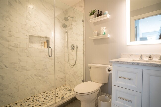 Building Photo - 352 W 3rd St