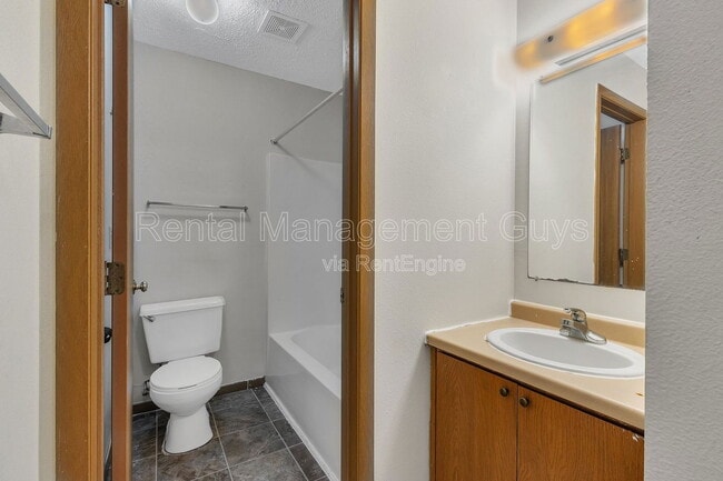 Building Photo - 133 Cedar Ct E