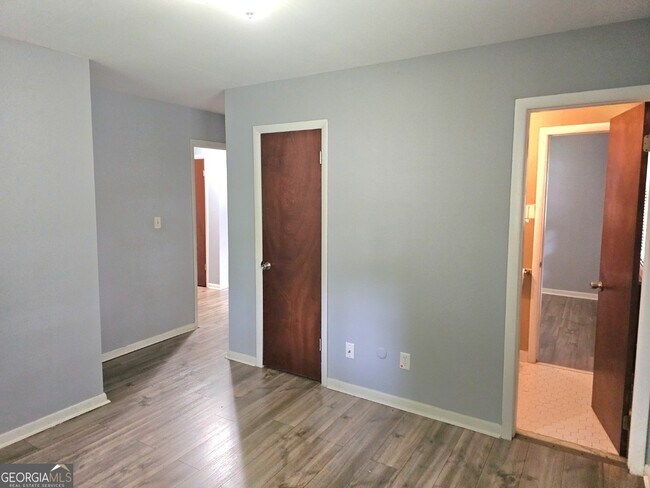Building Photo - 5690 Deerfield Ct