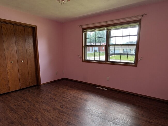 Building Photo - 204 Hickory Dr