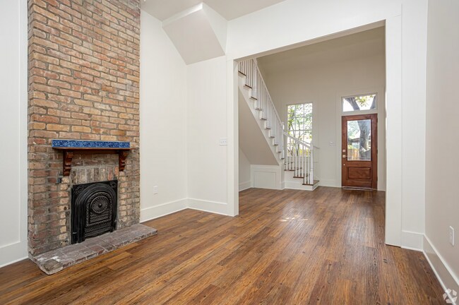 Building Photo - Newly Renovated Uptown Apt near Prytania St
