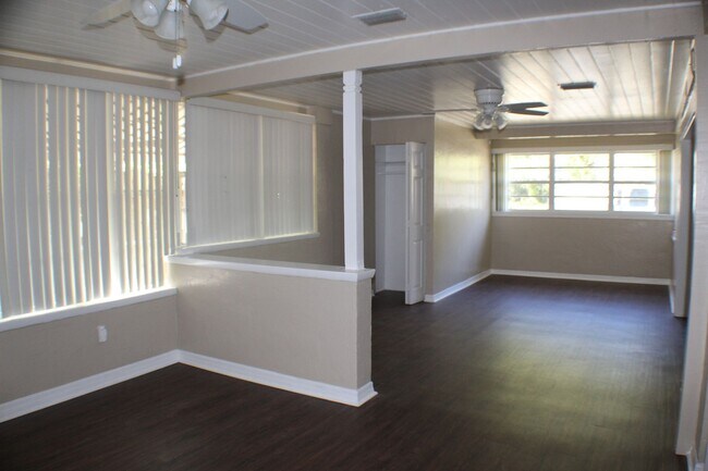 Building Photo - 3 bed 2 bath house