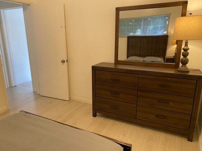 Building Photo - 1045 Palm Ave