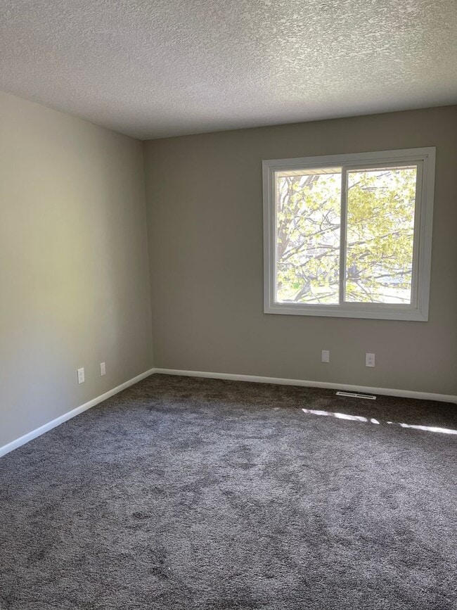 Building Photo - Beautiful, Updated 3Bed+Office/Den, 2Bath Twinhome in Plymouth- Available Now!