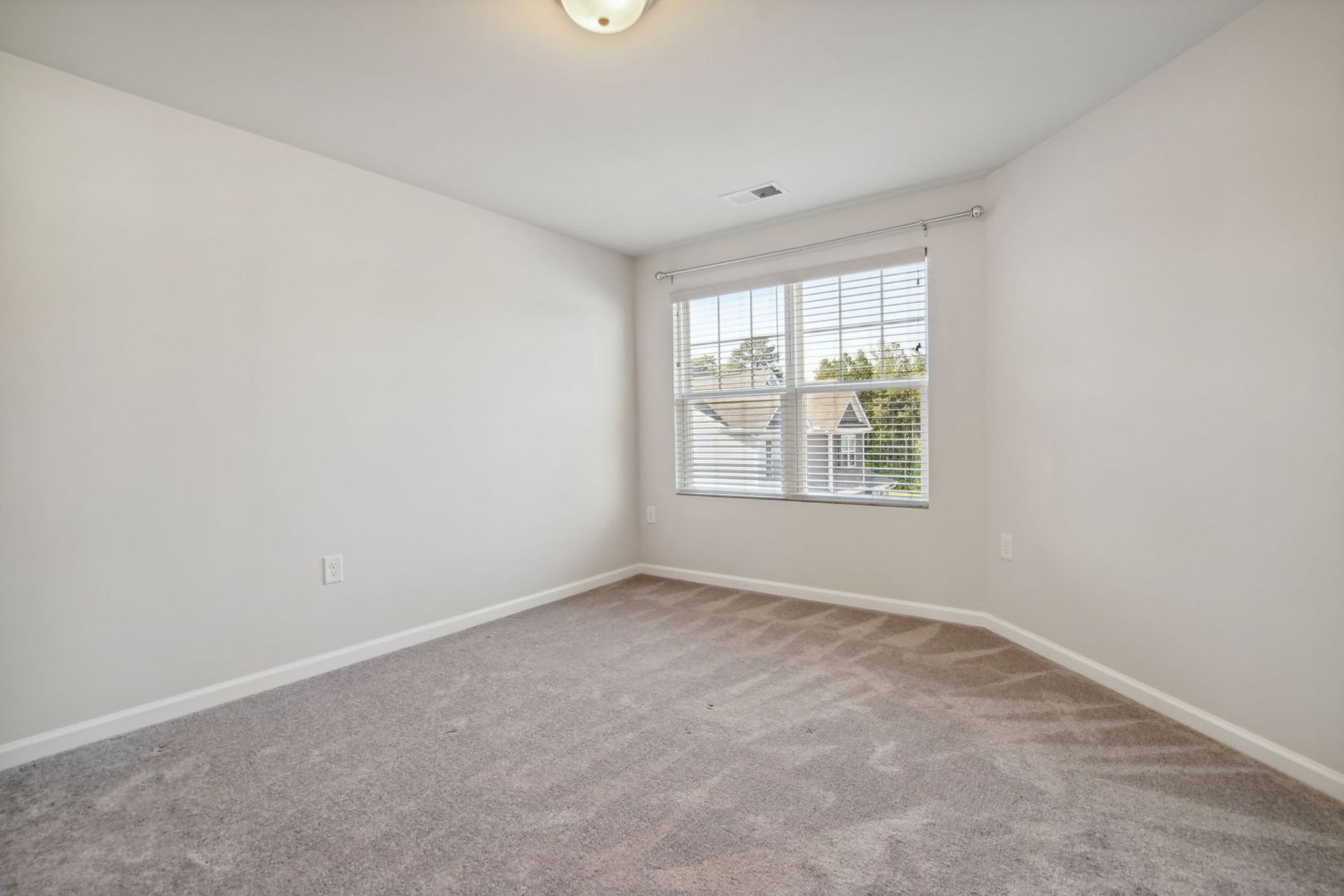 Building Photo - 102 Bedivere Ln