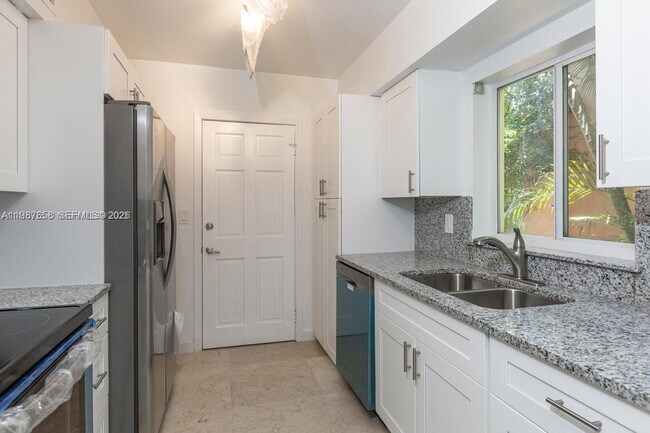 Building Photo - 2882 S Le Jeune Rd