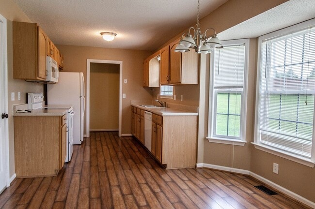 Building Photo - Pet Friendly Ranch with Bonus!