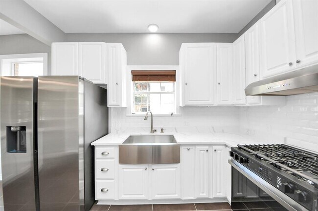 Building Photo - 6622 Park Ln