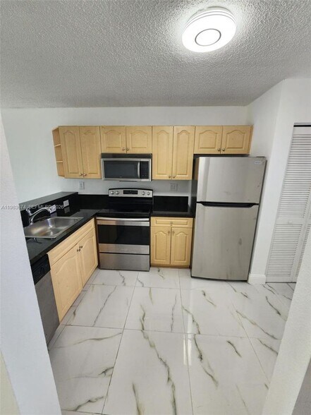 Building Photo - 9845 Nob Hill Ct