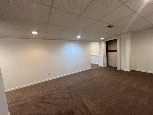 Building Photo - Spacious Basement Home with Breathtaking V...