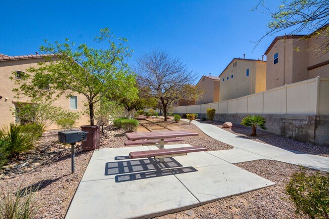 Building Photo - Beautiful two bedroom in great location