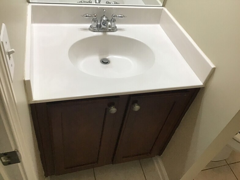 Building Photo - 195 Oakesdale Dr