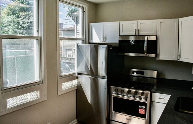 Building Photo - 1008 Garnett Pl