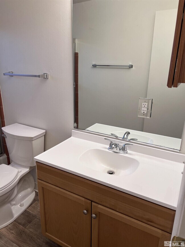 Building Photo - 565 Roberts St