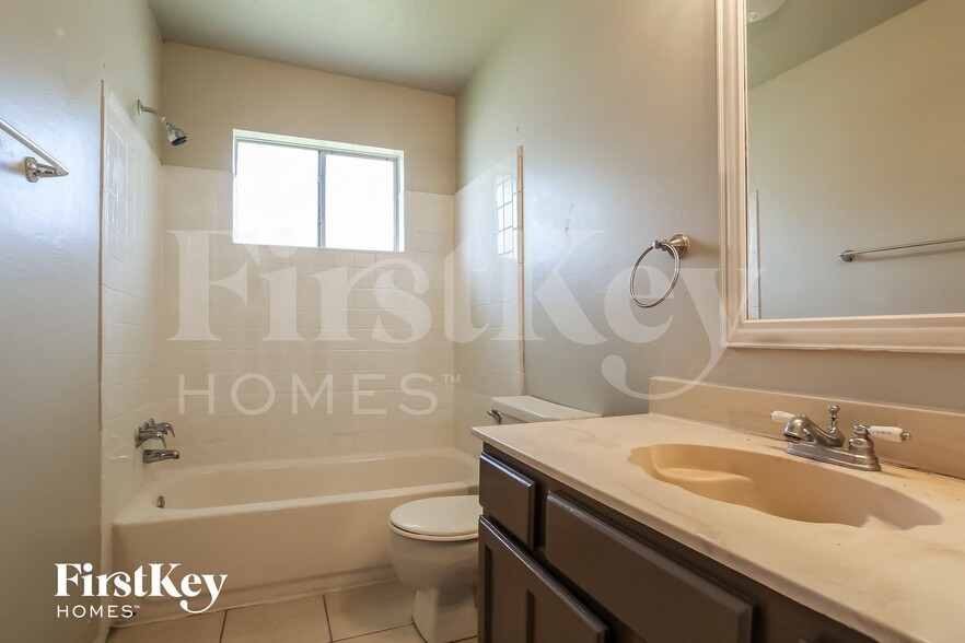 Building Photo - 4118 Pinebridge Ln