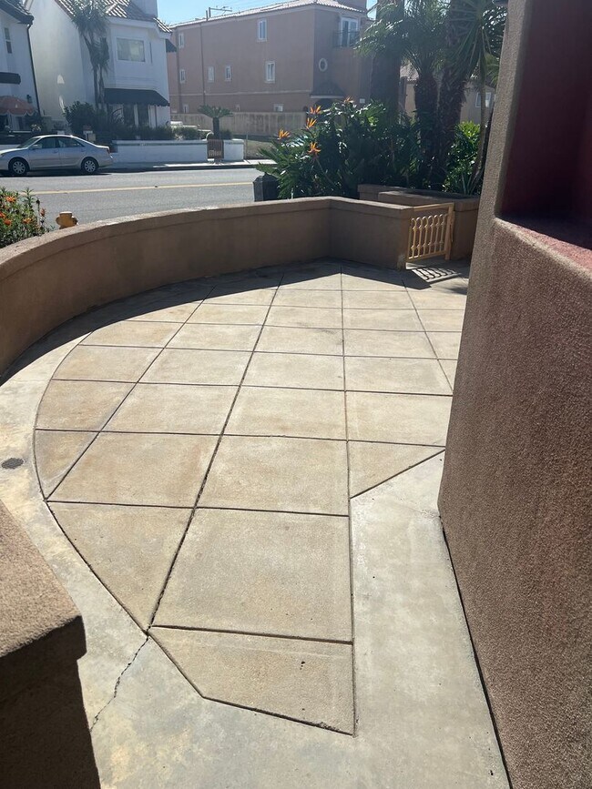 Building Photo - Custom home 1 block to ocean